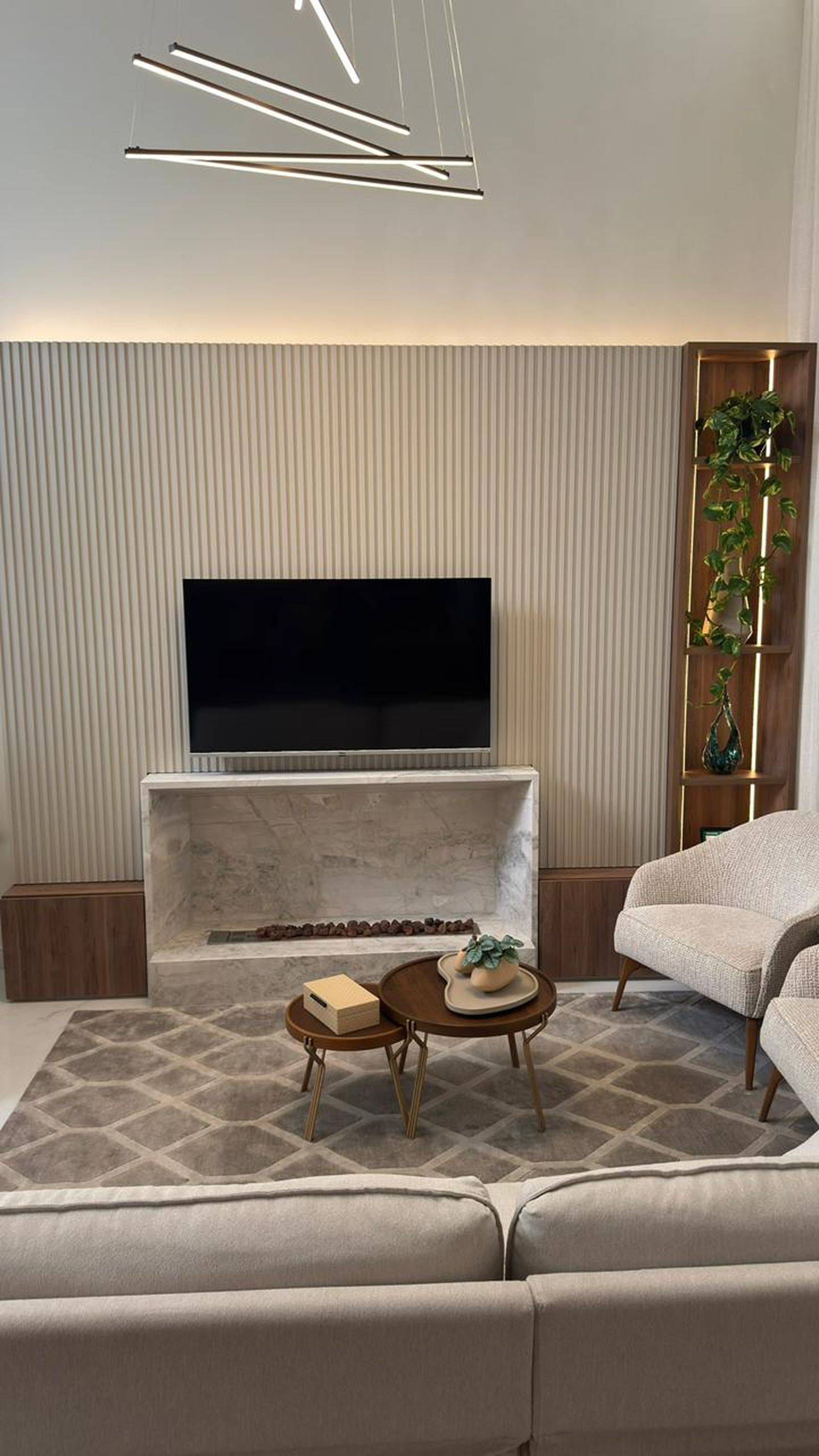 Lareira em mármore branco Paraná com moldura.